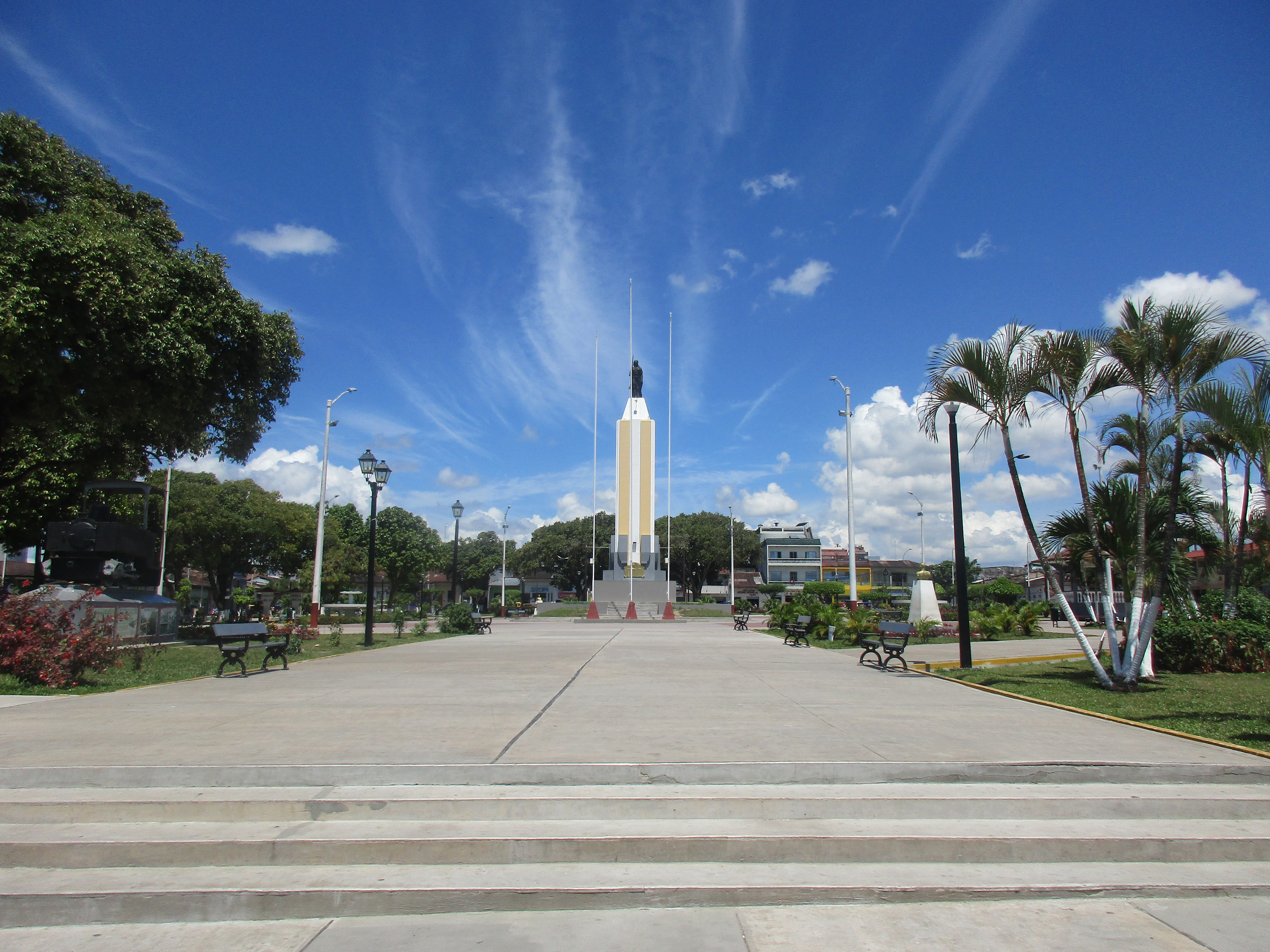 Palmeras y áreas verdes de la Plaza Sargento Lores