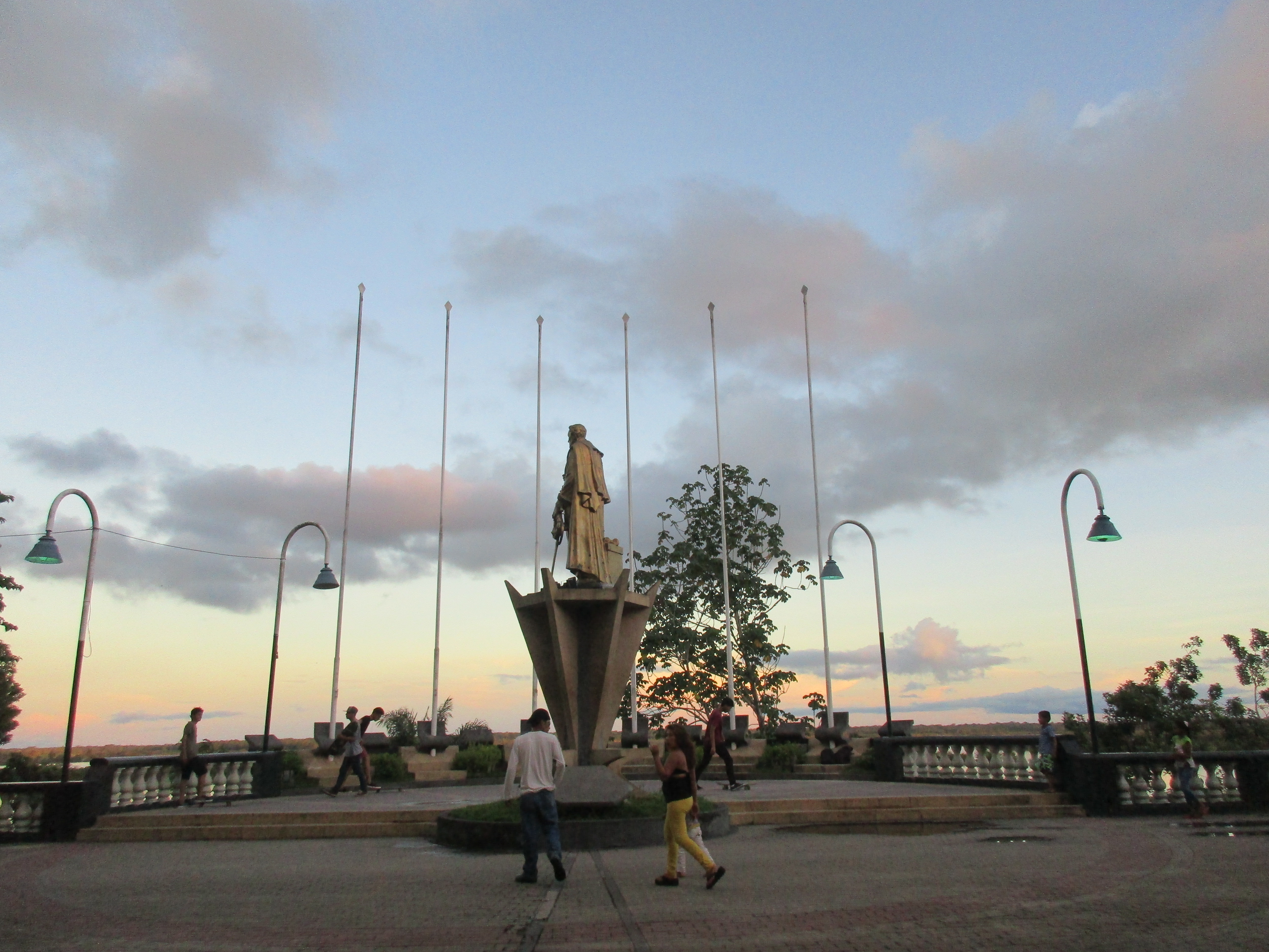 Paseos y espacios de descanso en Plaza Sargento Lores